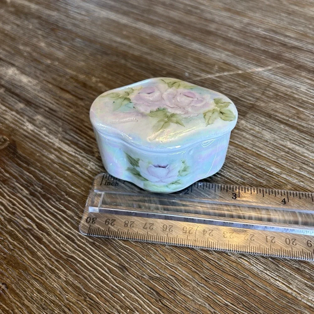 Vintage studio pottery or studio porcelain‎ trinket box Floral Rose Roses